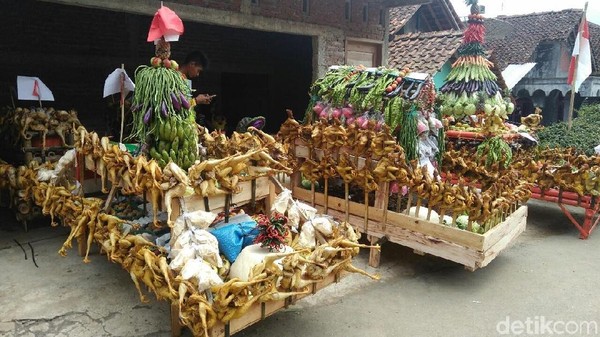 Foto: Masyarakat menggelar Tradisi Merti Desa pada Senin (13/8/2018). Puluhan ancak atau sejenis tumpeng yang berisi ribuan ayam panggang dan hasil bumi itu berjajar rapi (Rinto Heksantoro/detikTravel)