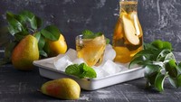  Mengonsumsi infused water apel sangat baik bagi kesehatan. Air ini bisa mengeluarkan racun dalam tubuh, menutrisi sel serta meningkatkan imun tubuh. Foto: Istock  