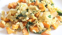 Kalau coba sensasi berbeda, padukan scrambled egg dengan potongan ubi kuning. Rasanya manis gurih dan rendah karbohidrat. Foto: Instagram @giannagaizi