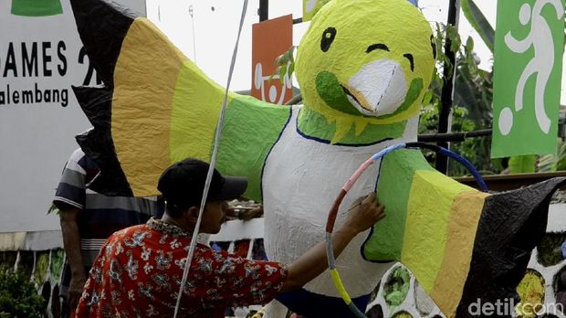 Maskot Asian Games dari limbah plastik di Pekalongan. 