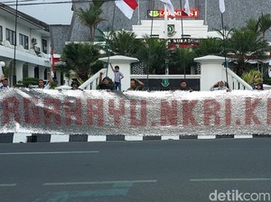 Unik! Pria Sukabumi Buat Spanduk Bungkus Kopi Peringati HUT RI