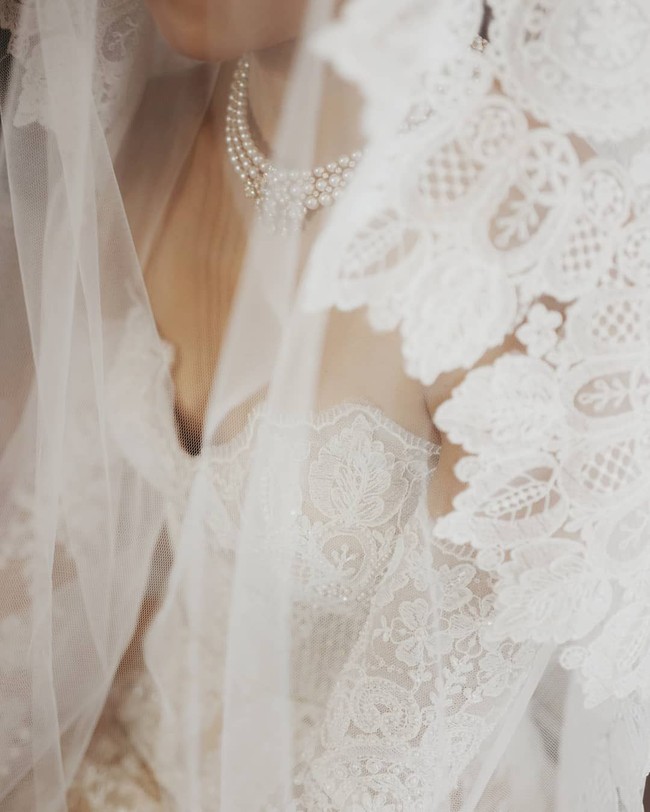 Sebuah kalung mutiara pendek menjadi aksesori manis yang menyempurnakan siluet gaun tube. Foto: Dok. Adrian Gan