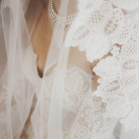 Sebuah kalung mutiara pendek menjadi aksesori manis yang menyempurnakan siluet gaun tube. Foto: Dok. Adrian Gan