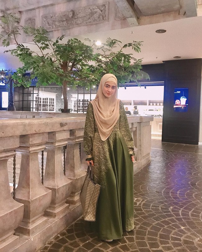 Kini, ia pun rutin mengikuti kajian. Pertemuannya dengan ustad Somad beberapa waktu lalu sempat viral di media sosial. Foto: Instagram./Sindyhv