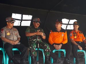 Kapolri Kunjungi Korban Gempa di Lombok Utara