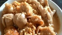 Kalay ini porsi kalap kelaparan ya. Lihat saja isian cuankienya dari bakso, ceker, pangsit, mie dan tahu bakso. Mantap! Foto: Instagram @ninoviycious