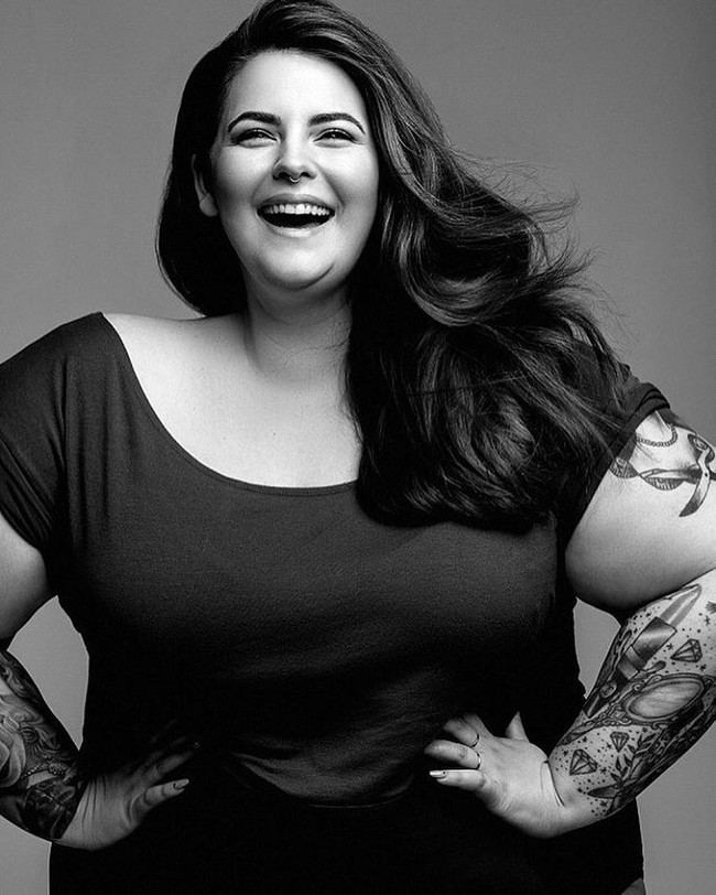 Semakin banyak model dengan bentuk tubuh plus size. Salah satu yang paling terkenal adalah Tess Holiday. Wanita cantik asal AS itu pun menjadi model plus size pertama yang masuk agensi terkenal. Foto: Instagram