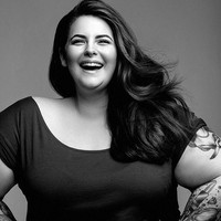 Semakin banyak model dengan bentuk tubuh plus size. Salah satu yang paling terkenal adalah Tess Holiday. Wanita cantik asal AS itu pun menjadi model plus size pertama yang masuk agensi terkenal. Foto: Instagram