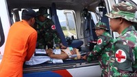 Sodok dibawa ke RSAD Mataram dengan leher dipasangi alat pelindung. Istimewa/Puspen TNI.