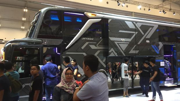 Bus high deck Adiputro Jetbus 3
