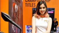 Wow! senyuman manisnya itu lho membuat kaum cowok meleleh dibuatnya.