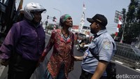 Petugas Dinas Sosial DKI Jakarta menggelar razia PMKS di kawasan Kramatjati, Jakarta Timur, Senin (13/8/2018).