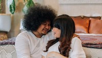 Babe Cabita dan istri pun melakukan foto maternity. Keduanya tampak mengenakan baju senada. Foto: Dok. Instagram/fatiyw