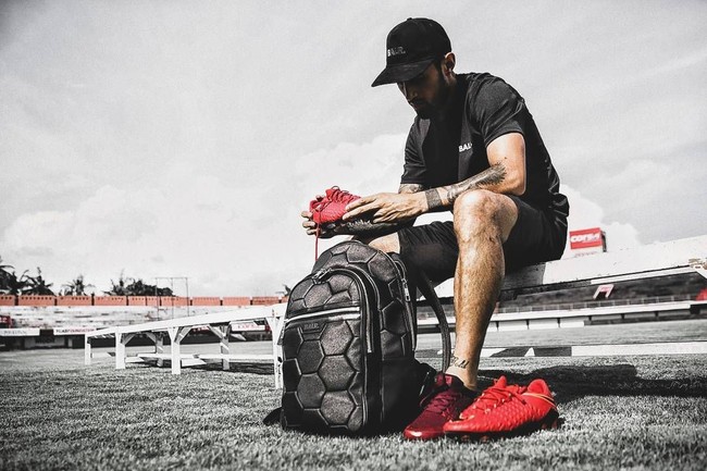 Ransel unik berbentuk motif sepakbola juga jadi andalan Stefano. Tas hitam tersebut berlabel Balr. (Foto: Instagram/stefanolilipaly)
