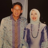 Namun sebagai istri, Nur Asia tetap setia mendukung langkah Sandiaga Uno. Pria yang pernah dipacarinya selama 13 tahun, sebelum akhirnya menikah dan jadi pendamping hidup hingga sekarang. Ia bahkan menitipkan suaminya itu kepada emak-emak se-Indonesia sebagai ungkapan rasa sayang. Foto: Instagram
