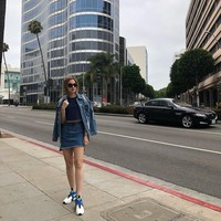 Nia Ramadhani dengan setelan jaket dan rok mini denim serta crop top, berpose dengan gaya baby giraffe. Tubuhnya yang sudah cukup tinggi jadi terlihat semakin jenjang dan ramping. Foto: Instagram