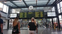 Dari Kopenhagen, tiket ekonomi bisa dibeli dengan harga 90 kroner Denmark atau sekitar Rp 201.061 per orang. Sedangkan untuk kembali dari Malmo, tiket yang sama bisa dibeli dengan harga 110 kroner Swedia atau sekitar Rp 175.536 per orang. (An Uyung/detikTravel)