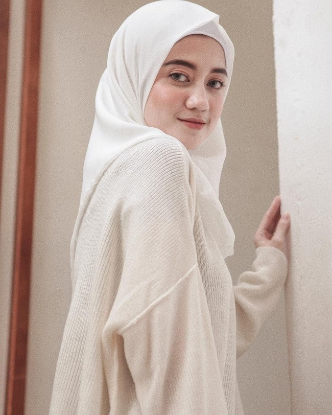 Tak hanya anggun, pemilihan busana longgar dan panjang membuat penampilan Sindy terlihat santun. Gaya Sindy bisa dicontoh oleh kamu yang baru berhijab. Foto: Instagram./Sindyhv