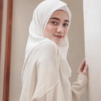 Tak hanya anggun, pemilihan busana longgar dan panjang membuat penampilan Sindy terlihat santun. Gaya Sindy bisa dicontoh oleh kamu yang baru berhijab. Foto: Instagram./Sindyhv