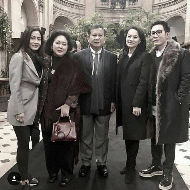 Meskipun tidak pernah terekspos, Prabowo jelas bangga memiliki Didit yang sukses menjadi desainer dan konsisten berkarya di Paris. Calon presiden itu pun kerap menonton fashion show anaknya di Paris, bersama mantan istrinya Titik Soeharto. Foto ini adalah bukti ketika Prabowo dan Titik menonton fashion show Didit di Paris Fashion Week, Januari 2018. Foto: Instagram, Facebook
