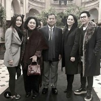 Meskipun tidak pernah terekspos, Prabowo jelas bangga memiliki Didit yang sukses menjadi desainer dan konsisten berkarya di Paris. Calon presiden itu pun kerap menonton fashion show anaknya di Paris, bersama mantan istrinya Titik Soeharto. Foto ini adalah bukti ketika Prabowo dan Titik menonton fashion show Didit di Paris Fashion Week, Januari 2018. Foto: Instagram, Facebook