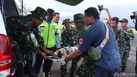 Sodok dinaikkan ke mobil yang akan membawanya menuju helikopter. Istimewa/Puspen TNI