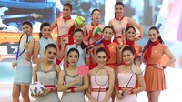 Nggak hanya berpose di mobil, mereka juga pose dengan membawa raket. Ya Daihatsu akhir-akhir ini memang sibuk dengan turnamen badminton di berbagai daerah. Foto: Ari Saputra
