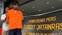 Sebelumnya, kasus penembakan yang menewaskan seorang pengusaha bernama Herdi Sibolga membuat polisi melakukan pengejaran kepada para pelaku pembunuhan. Empat orang tersangka berhasil diamankan pihak kepolisian dan dari keterangan para pelaku diketahui AX merupakan dalang dari terjadinya penembakan tersebut.
