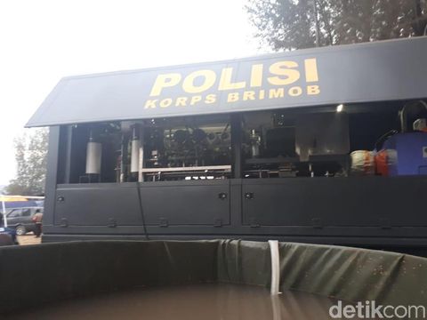 Kendaraan Brimob Ini Ubah Air Parit Jadi Minuman untuk Korban Gempa