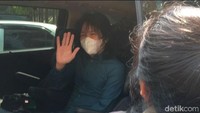 Ia tampak terburu-buru dan menghindari awak media kala menghadiri sidang penceraianya itu. 