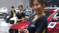 SPG di booth Datsun. Foto: Ari Saputra