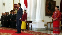 Jokowi menerima para dubes negara sahabat dengan didampingi Ibu Negara Iriana.