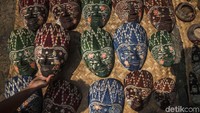 Hasil kerajinan topeng batik kayu sedang dijemur untuk mengeringkan topeng itu setelah proses pembatikan dan perendaman dengan air panas. Motif batik yang sering digunakan antara lain motif kawung, garuda, sidorahayu, sidomukti, parangrusak, parangbarong dan motif lainnya.