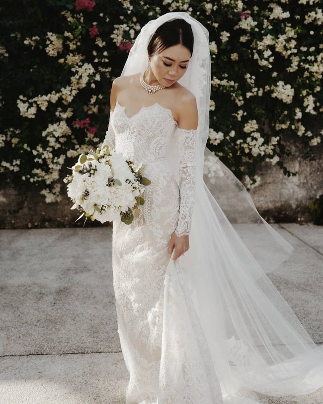 Sachi anggun dengan gaun putih bergaya klasik dan glamor dari desainer Adrian Gan. Foto: Dok. Adrian Gan