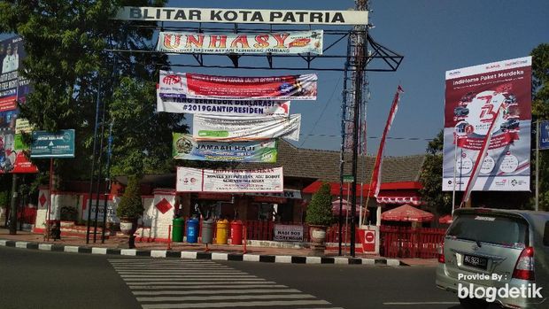 Spanduk yang terpasang