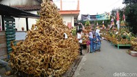 Foto: Dalam Merti Desa tersebut terdapat ancak atau ambeng sebanyak 47 buah. Puluhan ancak itu berisi ratusan ayam panggang dan diperkirakan jumlah ayam panggang seluruhnya mencapai 7.500 ekor (Rinto Heksantoro/detikTravel)