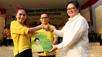 Ketum DPP Partai Golkar Airlangga didampingi Lodewijk Palulus memberikan secara simbolis bantuan bencana Lombok kepada Calon legislatif DPR RI dari Golkar Dapil NTB, Sari Yulaite.