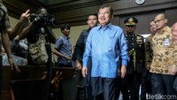 Wakil Presiden Jusuf Kalla hadiri sidang lanjutan Peninjauan Kembali (PK) eks Menteri ESDM Jero Wacik. JK mengenakan kemeja biru muda didampingi ajudan dan staf Wapres.
