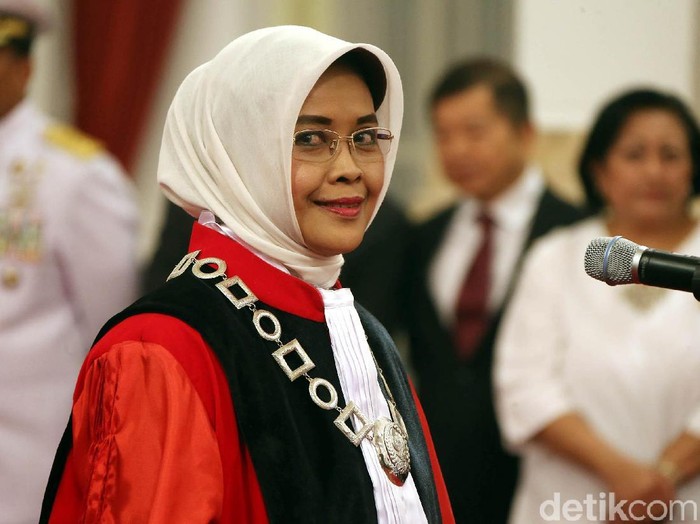 Enny Nurbaningsih mengucapkan sumpah jabatan sebagai Hakim Konstitusi (MK). Pengucapan sumpah itu dilakukan di hadapan Presiden Joko Widodo.