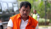 Momen saat Bupati nonaktif Labuhanbatu, Pengonal Harahap tertunduk lesu saat berjalan menuju gedung KPK untuk jalani pemeriksaan lanjutan.