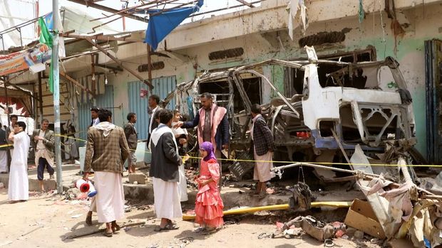 Sisa-sisa bus piknik yang dihantam serangan udara koalisi Saudi di Saada.