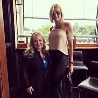 Tak sedikit orang yang ingin berpose dengan Caroline karen takjub dengan tubuhnya yang jangkung. Jika sudah bersebelahan dengannya maka penampakannya jadi terlihat kontras. (Foto: Instagram)