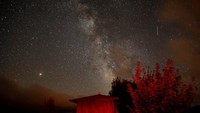 Milky Way atau Galaksi Bima Sakti merupakan salah satu objek foto astronomi pada rasi bintang Sagitarius.  (Foto: Dok. REUTERS/Paul Hanna)