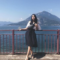 Maudy Ayunda pun tak ketinggalan bergaya baby giraffe pose. Memakai rok selutut, ia tampak menyilangkan kaki kirinya untuk memberi ilusi tubuh yang lebih ramping. Foto: Instagram