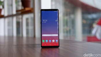 Mengusung layar 6,4 inch Super AMOLED.  Foto: Adi Fida Rahman/detikINET