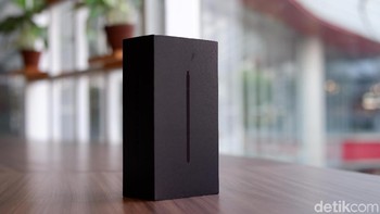 Bila sebelumnya Samsung menonjolkan nama phabletnya,  Galaxy Note 9 lebih ditampilkan S-Pen di bagian depan kotak kemasannya. Foto: Adi Fida Rahman/detikINET