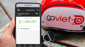 Driver yang sudah beroperasi menunjukkan aplikasinya. Foto: Techbike