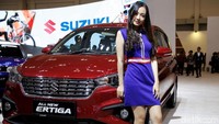 Seakan tak ingin kalah, seorang usher atau SPG di Suzuki menyapa ramah pengunjung dengan senyuman.