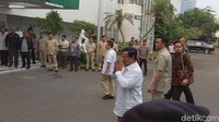 Persiapannya nonton tv, kata Prabowo saat ditanya soal persiapan tes hari ini. (Foto: Gibran Maulana Ibrahim/detikcom)