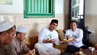 Berasal dari kota Rembang, Arwani ternyata gemar menyantap durian ciwi khas Rembang. Durian ini bentuknya kecil, namun buahnya tetap manis dan legit. Foto: Instagram @arwani.thomafi